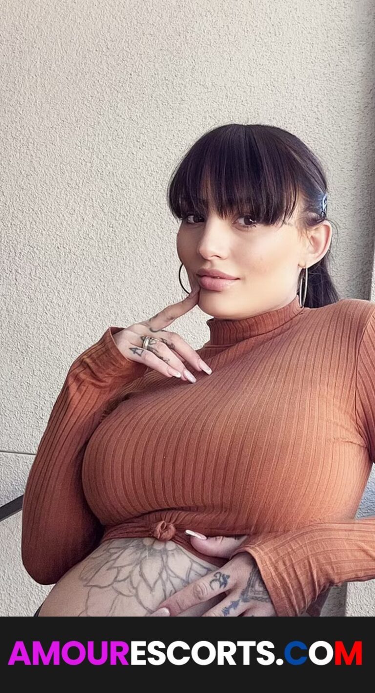 Pregnant Naomi