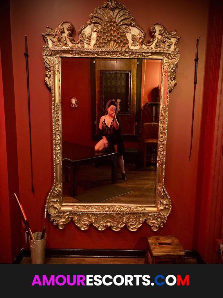 Domina Pari Soltani