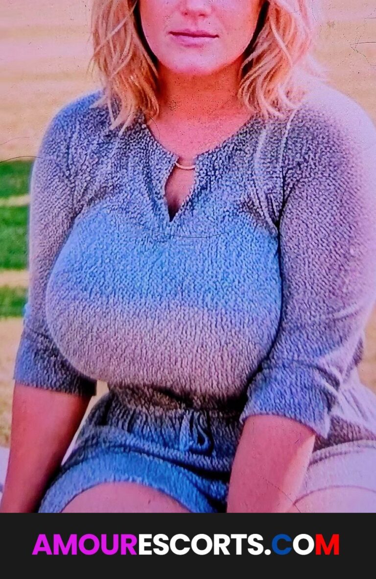Beautiful Busty Sofia Masseuse ️